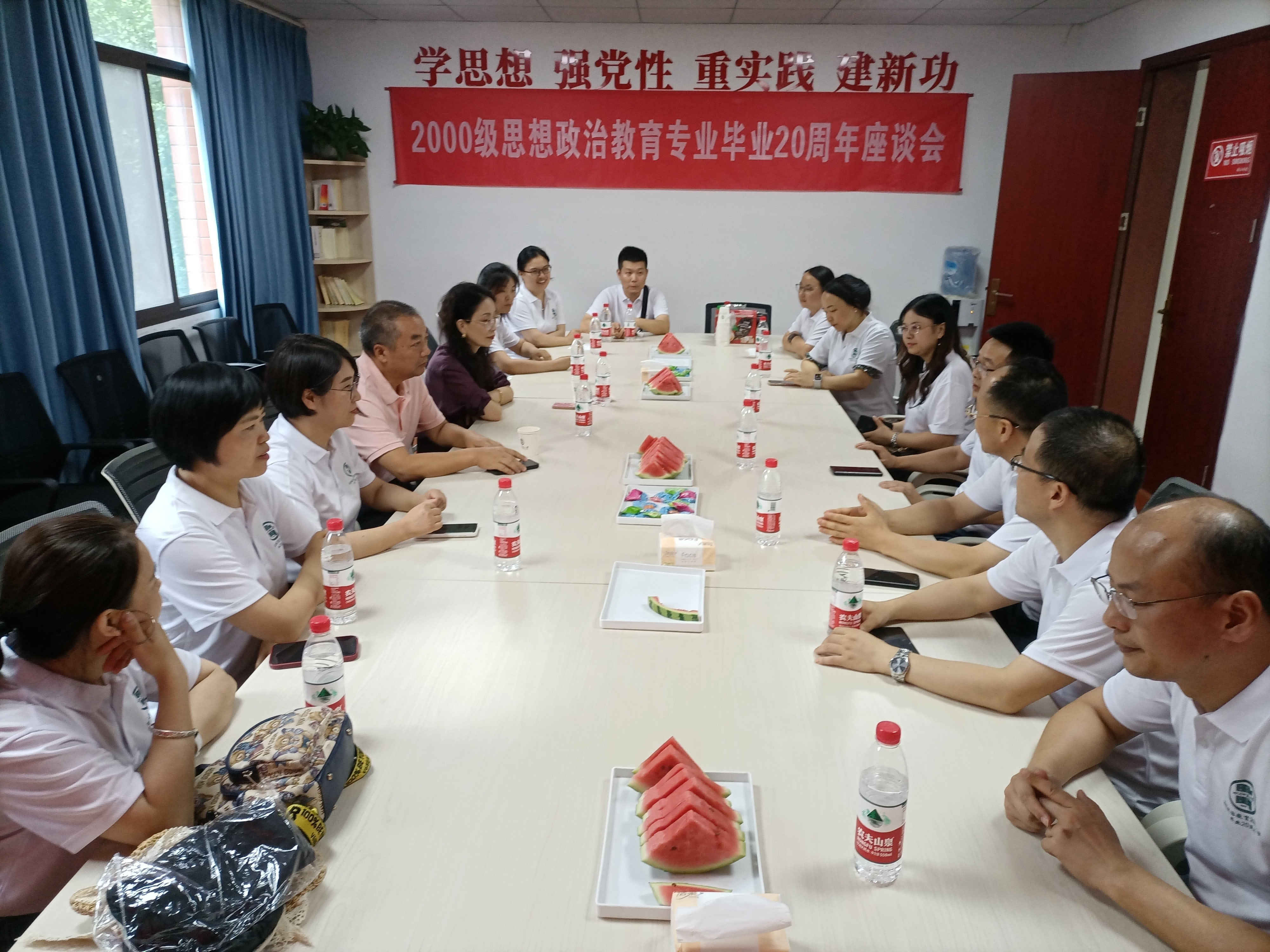毕业座谈会1,.jpg 毕业座谈会1,.jpg